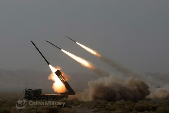 远火-300火箭炮集火式发射新型火箭弹。