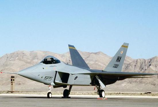 图为90年代对外公开展示的YF-22原型机，可谓一鸣惊人。