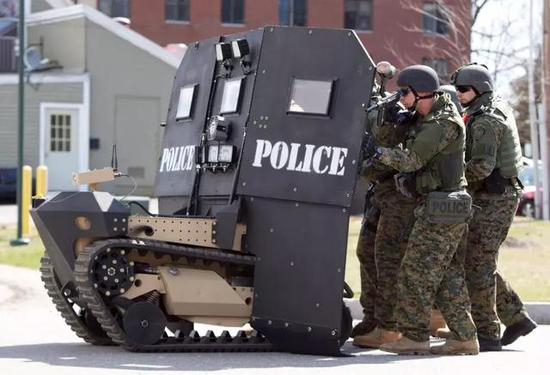 ▲不看盾牌上的“police”还真看不出是警察