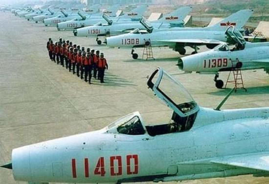 90年代，我国空军的装备亟待更新