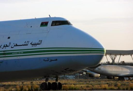 图为停留在基辅的安-124货机，注意驾驶舱旁的利比亚新国旗（三色旗）。
