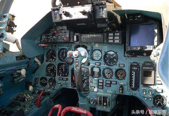 中国最早从俄罗斯购买的苏27座舱如同钟表店一样古老