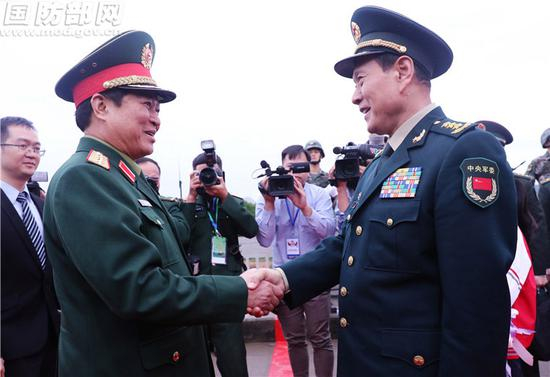 11月19日上午，魏凤和在水口口岸迎接吴春历。李晓伟 摄