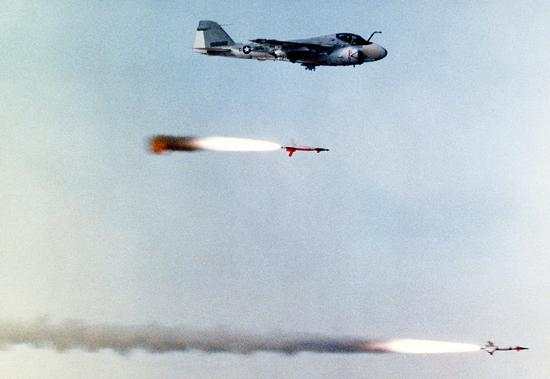 图片：发射AGM-123“船长”导弹的A-6E攻击机。