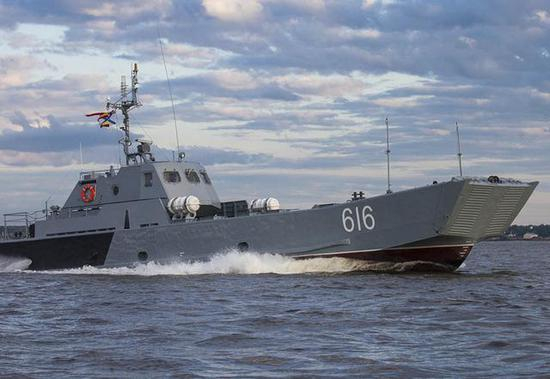 图为疾行中的11770E登陆艇，可见其艇艏大大突出于水面。