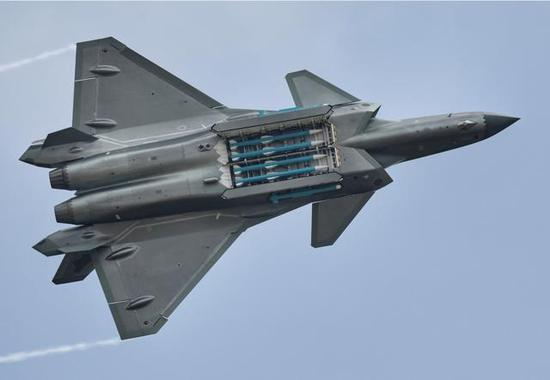 空中加油后的歼20和霹雳15的组合，将清除有些国家的战略大后方