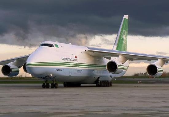图为曾经光鲜亮丽的利比亚航空的安-124-100货机。