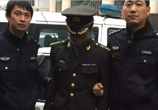 ▲这个人除了缺少姓名牌以外