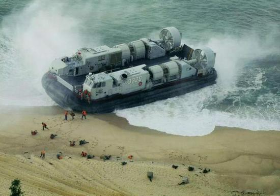 UGT6000版本的726型气垫登陆艇。