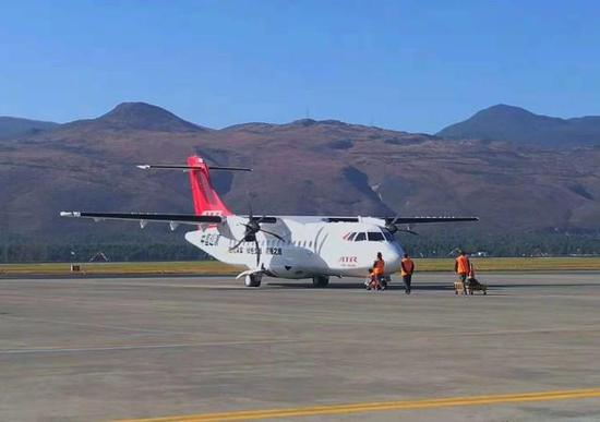 图为来到云南的ATR-42涡桨支线客机。