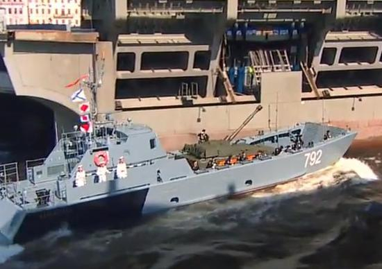 图为撞击冬宫大桥桥墩的11770E高速登陆艇，艇艏方向和原本航线之间有明显倾斜 。