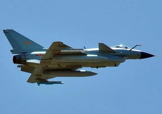 题图：挂载霹雳-10训练弹和空战训练数据吊舱的歼-10A，感谢原作者，下同