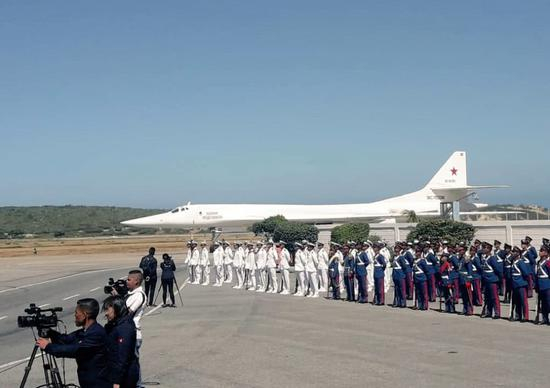 一架安-124巨型货机和一架伊尔62客机，陪同轰炸机前往委内瑞拉。