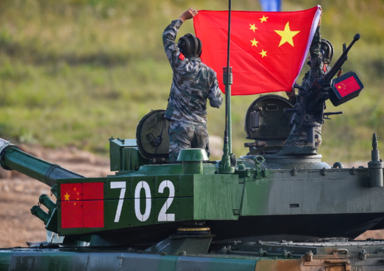 在“坦克两项”小组赛取得第一名的中国96B坦克车组