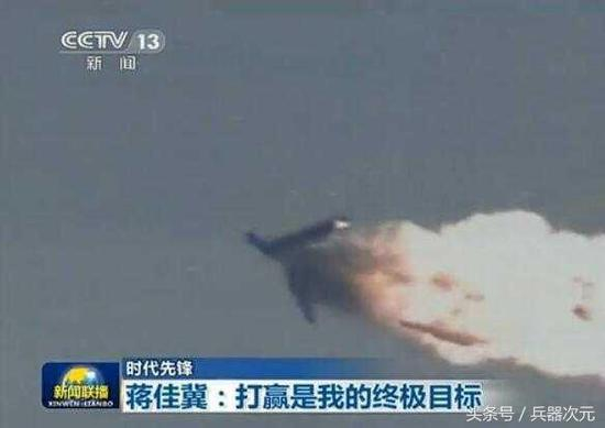 （歼六无人机靶机被击中的瞬间）