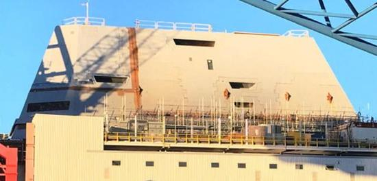 （DDG-1002的整体上层建筑因为原上层建筑承包商的破产而被迫改为了钢结构）