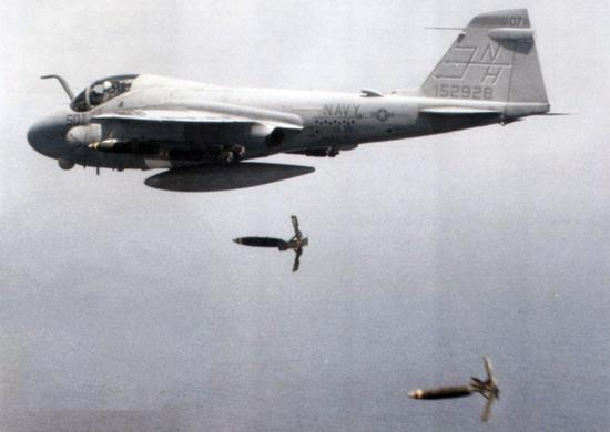 图片：A-6E投掷MK-82激光制导炸弹。