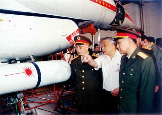 图片：宋文骢陪同刘华清视察歼-10全金属模型