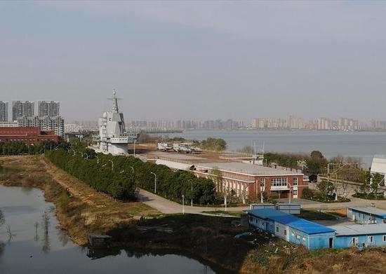 我国航母试验平台全景。图片来自网络，感谢发布者。
