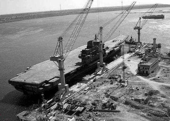 ▲停工后的瓦良格号，随船厂一起隶属乌克兰