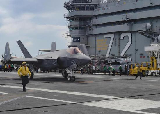 图片：F-35C在林肯号上