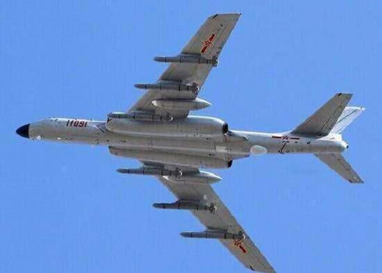 轰-6K巡航导弹轰炸机，它的翼下可以挂载6枚KD20巡航载导弹