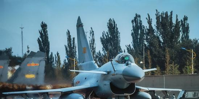 歼10机翼挂弹设计不如歼11B 但挂霹雳10却不