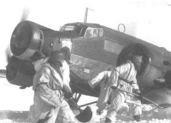 东线雪地中的JU52