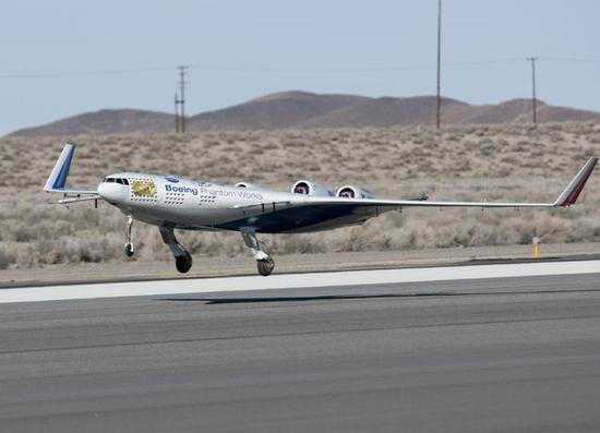 图为波音的X-48翼身融合体缩比验证机。