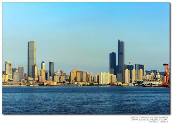 图片：辽宁舰（右侧）和701型保障船（中间），感谢原作者