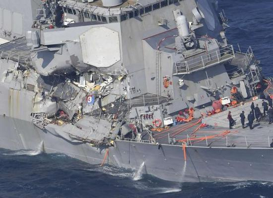  图为和菲律宾货船撞得稀巴烂的美国海军“菲茨杰拉德”号驱逐舰，船吸效应是该舰最后未能避开冲撞的元凶。