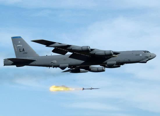 （B-52发射Aim-120）