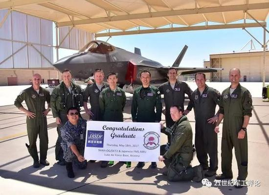 2017年5月31日，日本航空自卫队的前两名飞行员完成训练课程毕业。