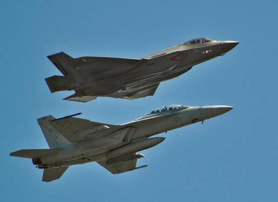 图片：超级大黄蜂和F-35C