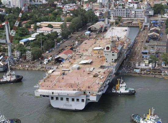 图为2015年6月印度首艘国产航母出坞情况