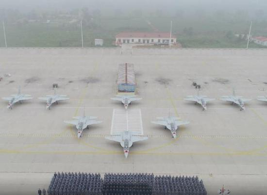 图为中国海军航空兵的教练-10机群。
