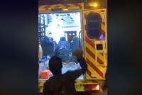 香港暴徒猖狂袭警并抢走女嫌犯 警察连开三枪