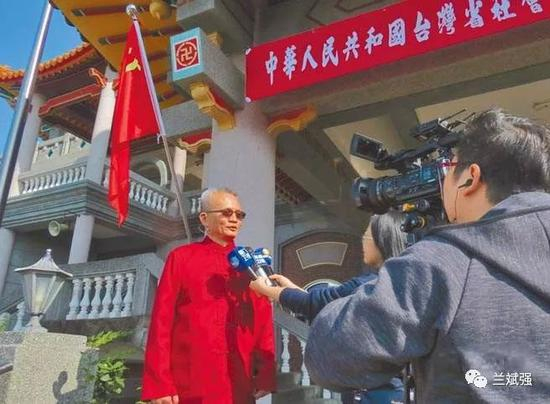 [魏民仁在爱国基地升旗后接受台湾媒体的采访]