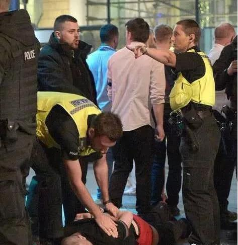 英国酒鬼被警察采取强制措施
