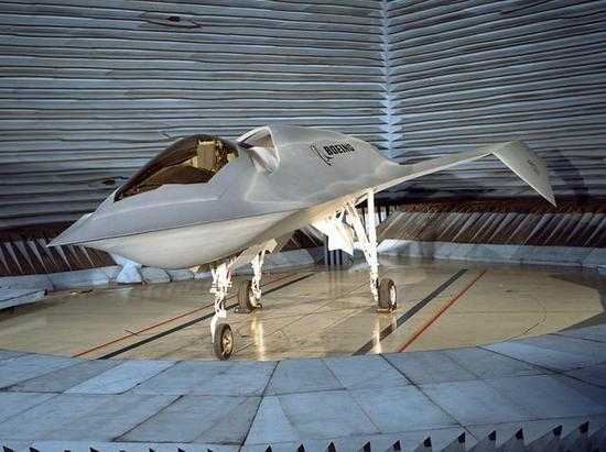 图为“征服者-313”模仿的对象，同为模型的波音“掠食鸟”隐身验证机。工艺差别可见一斑。