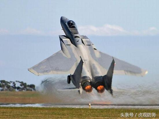 △F-15加力全开大仰角起飞，西方战机起飞橘红色火焰几乎是标志性的