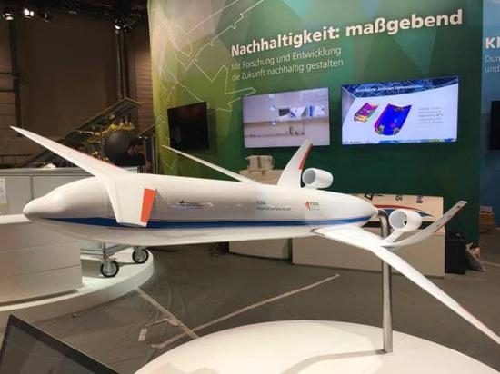 图为德国航太推出的低油耗低噪音客机模型。