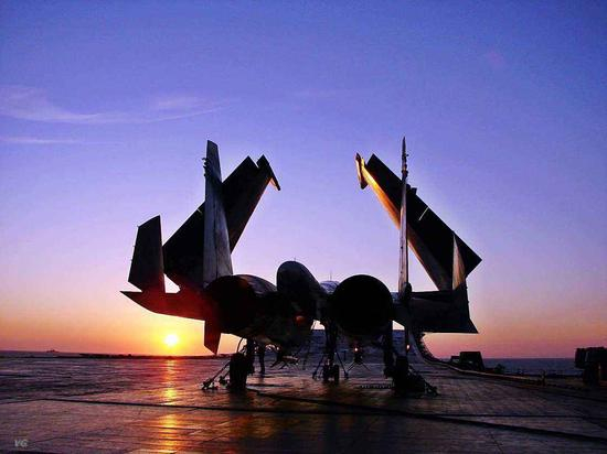 准备在低暗光线条件下，从“库兹涅佐夫”号上起飞的苏-33舰载机。