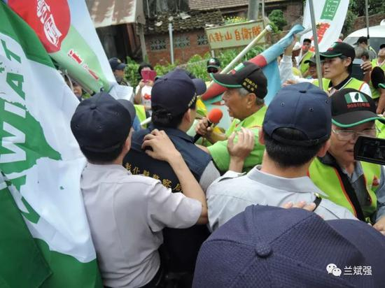  [“908台湾国”分子攻击“基地”与警方发生碰撞]
