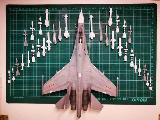 这么多武器 可惜不能都挂上 否则苏30就只能在地面上了