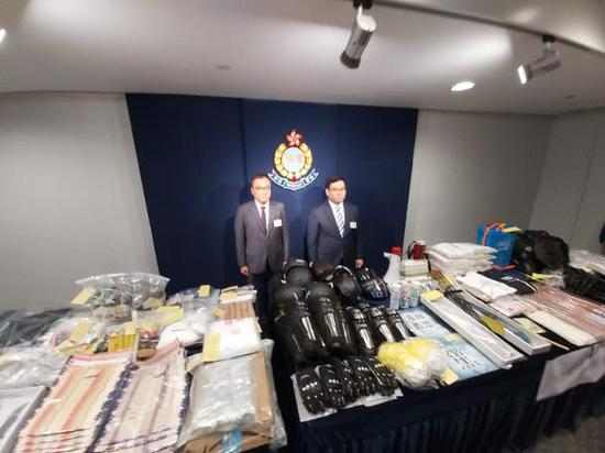 香港警方公布查获的各式武器、护甲等 图自港媒