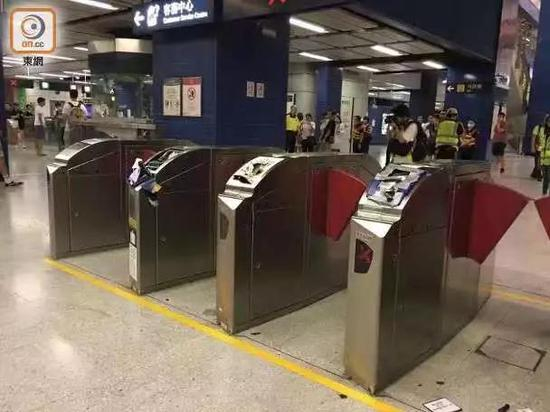 遭暴徒破坏的港铁站&nbsp; 图源：东网