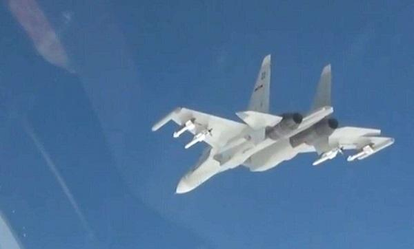 挂载R-77执行任务的苏-30MK2