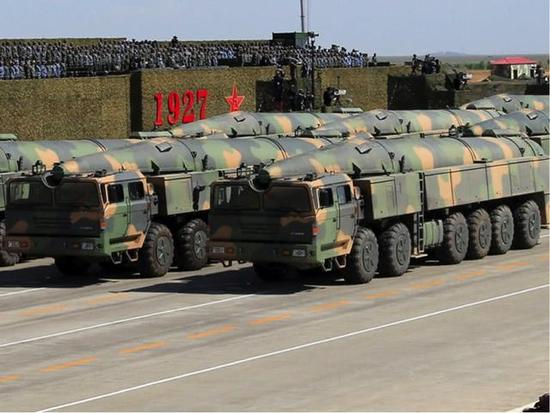 “沙场阅兵”中的东风26导弹（图片来源：网络）