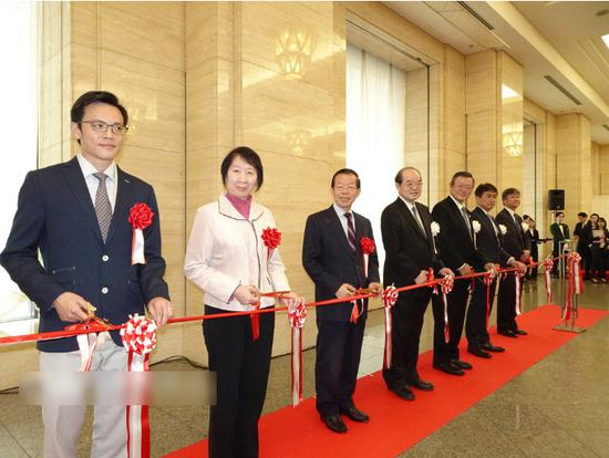 谢长廷（左3）、台北故宫书画处长刘芳如（左2）等人剪彩&nbsp; 图自台媒